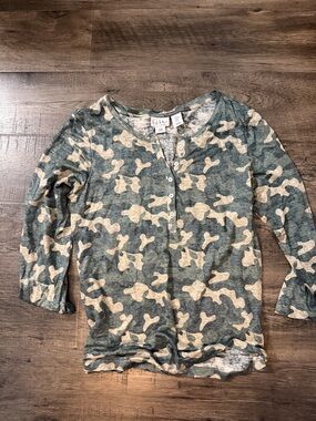 NWOT' Green Camo Long-Sleeve Henley Top